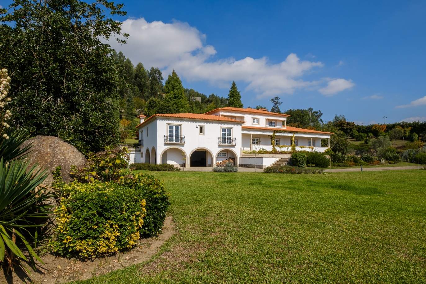 Casa típica portuguesa com jardim e piscina, para venda, em Guimarães_153290