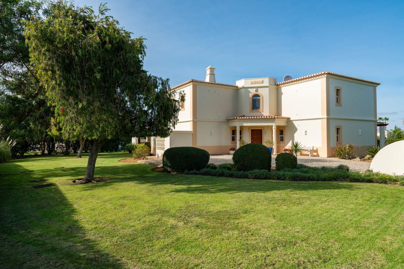 Villa, with pool and garden, Carvoeiro, Algarve_154189
