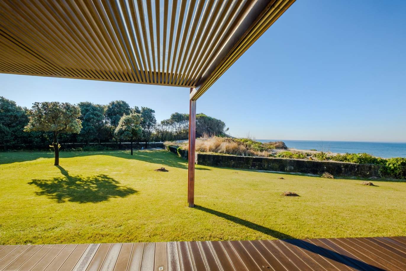 Sale of ground floor villa with garden on 1st line of sea, in Esposende, North of Portugal_160919