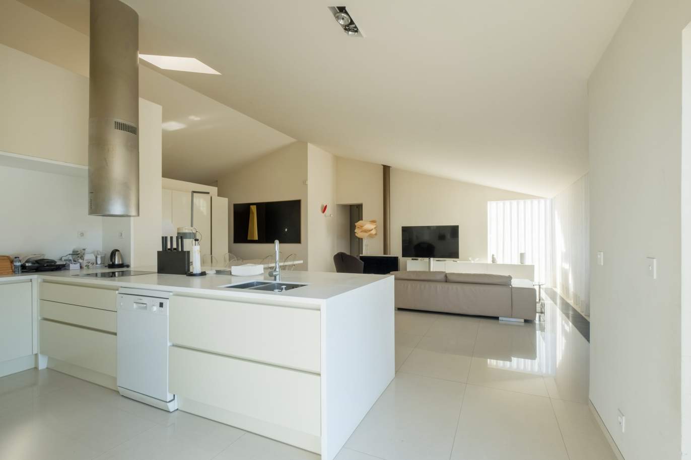 Sale of ground floor villa with garden on 1st line of sea, in Esposende, North of Portugal_160940
