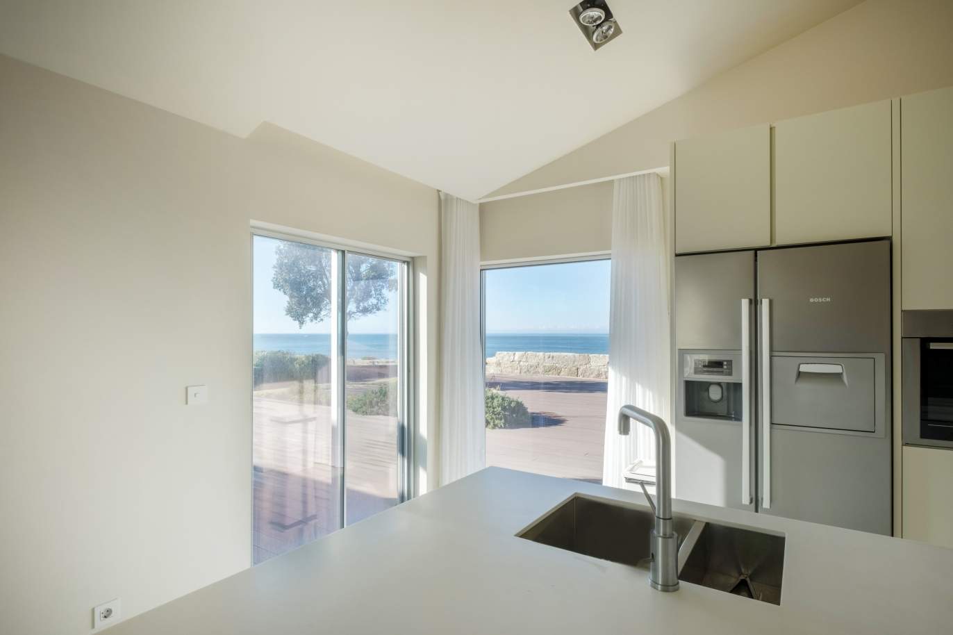 Sale of ground floor villa with garden on 1st line of sea, in Esposende, North of Portugal_160944