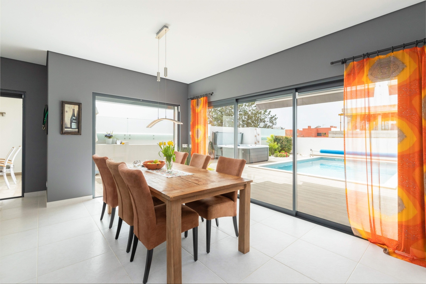 Moderna villa de 3 dormitorios con piscina y jacuzzi, Quarteira, Algarve_166055