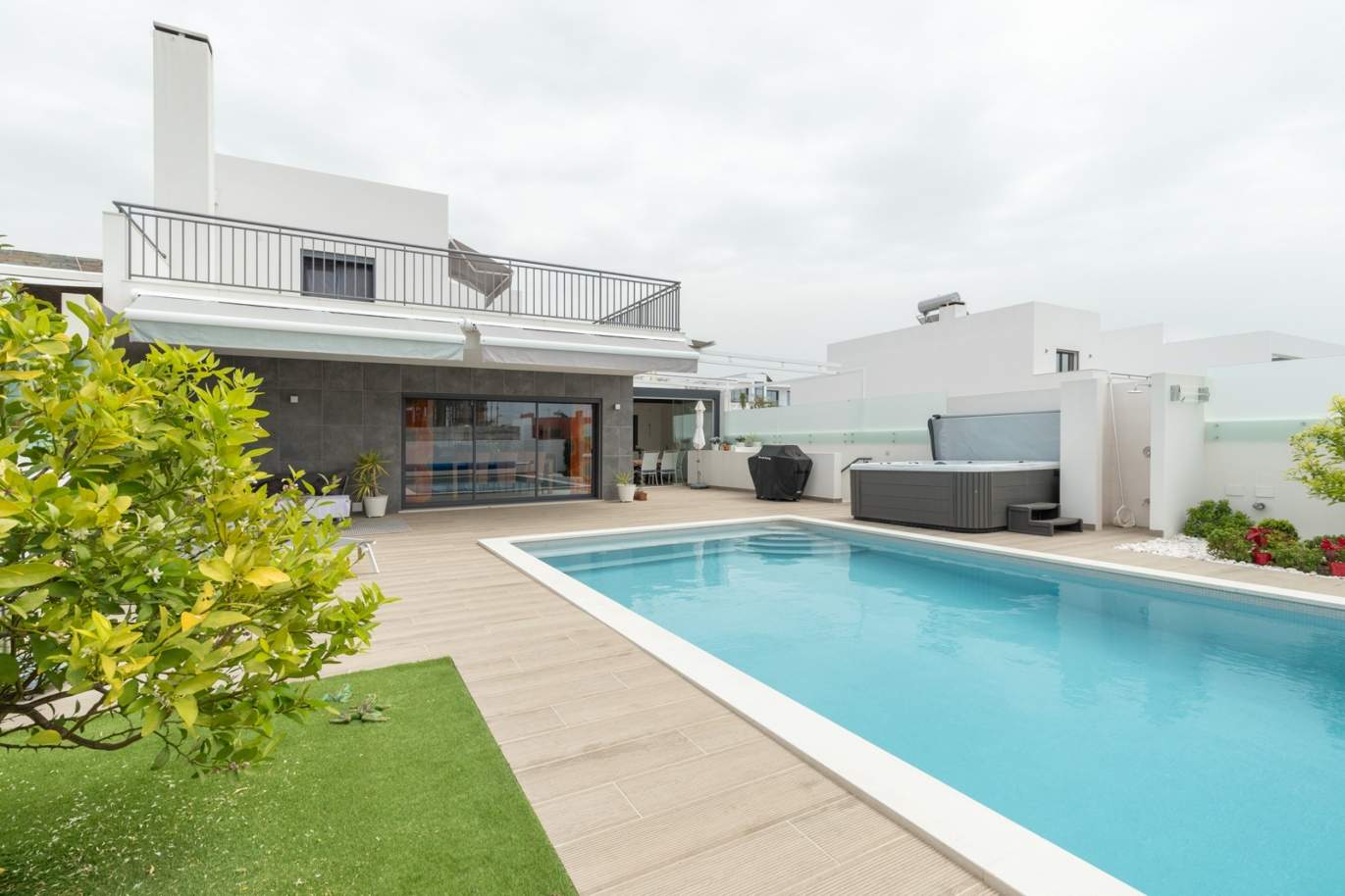 Moderna villa de 3 dormitorios con piscina y jacuzzi, Quarteira, Algarve_166079