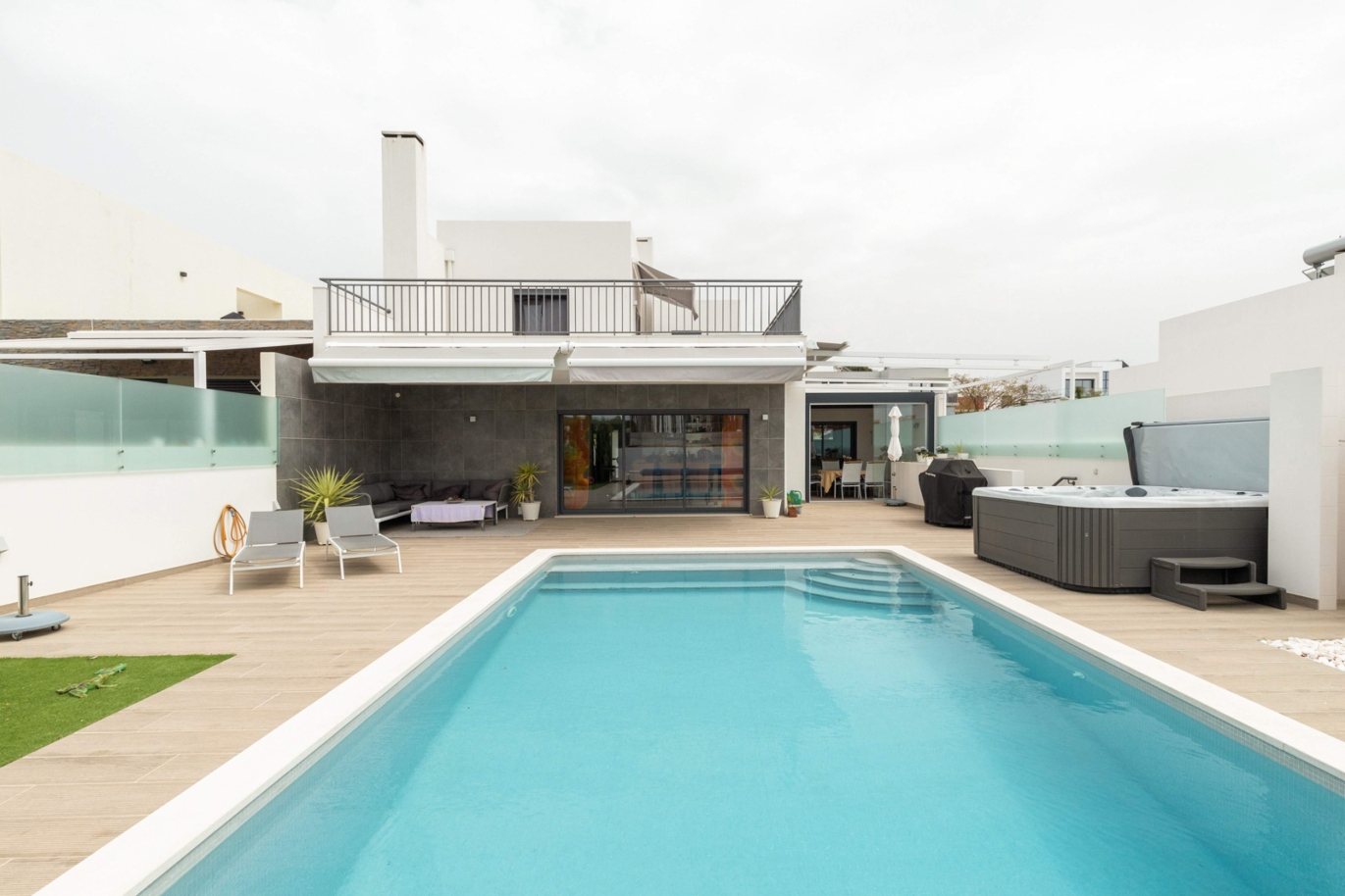 Modern 3 bedroom villa with swimming pool & jacuzzi, Quarteira, Algarve_166080