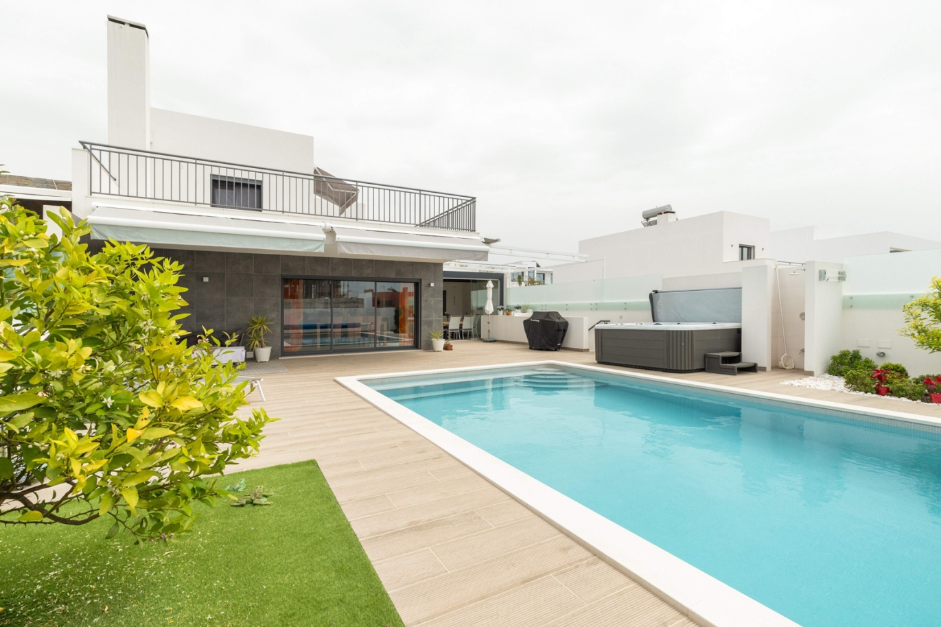 Moderna villa de 3 dormitorios con piscina y jacuzzi, Quarteira, Algarve_166081