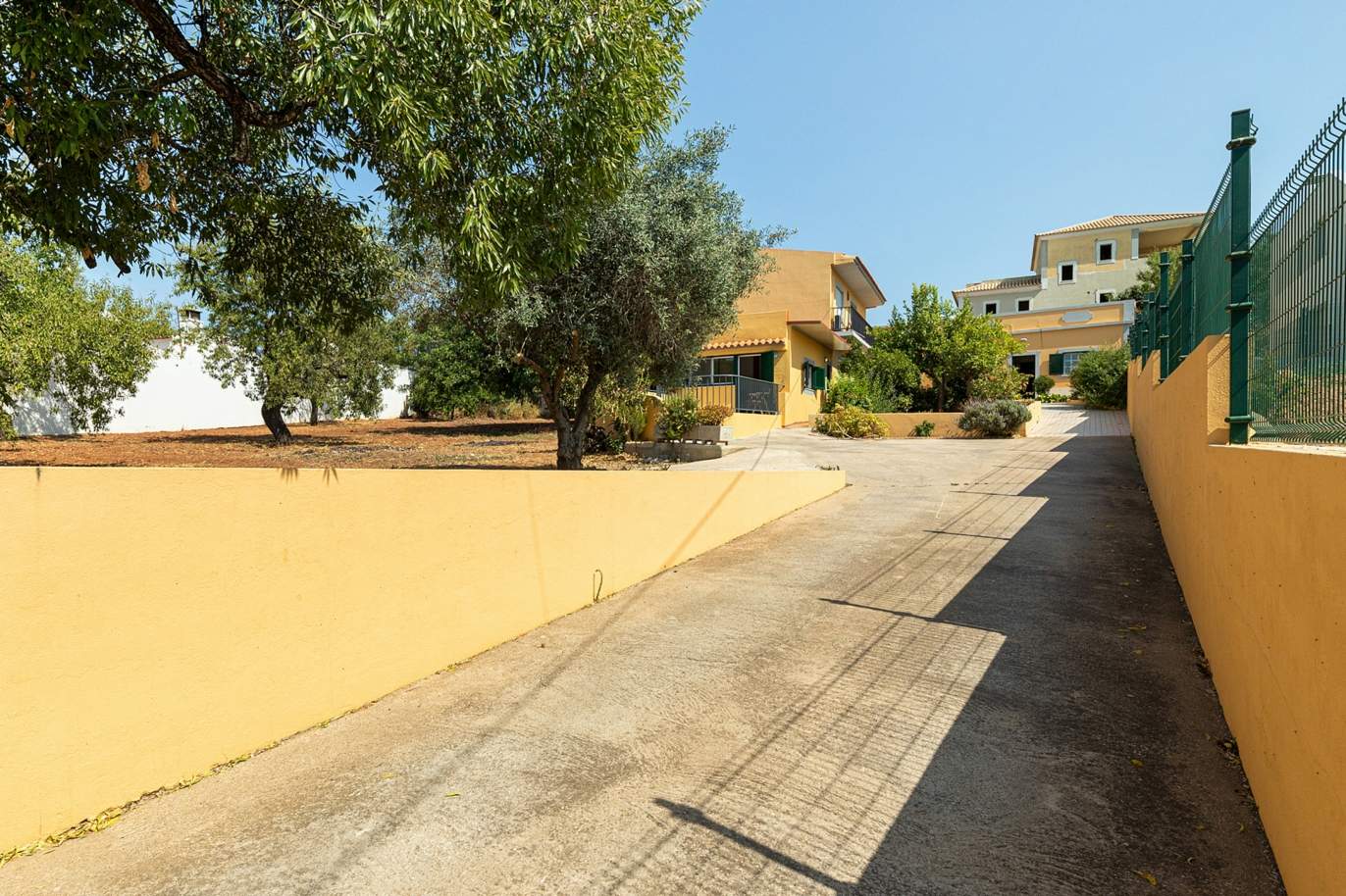 Propriedade com amplo terreno e 2 moradias, Almancil, Algarve_174894