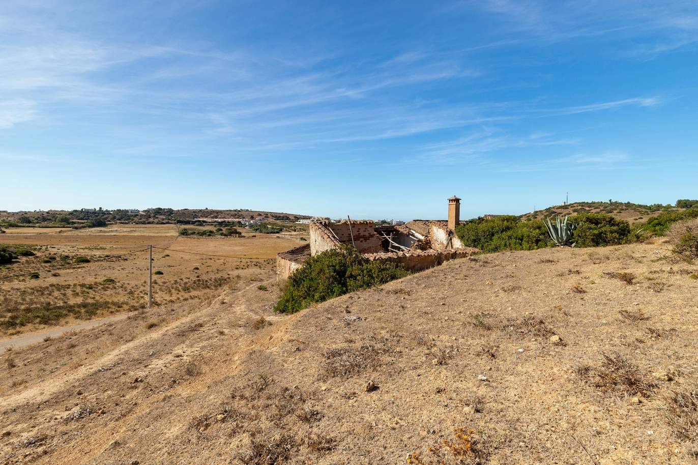 Large plot of land, close to the beach, Praia da Luz, Lagos, Algarve_177099