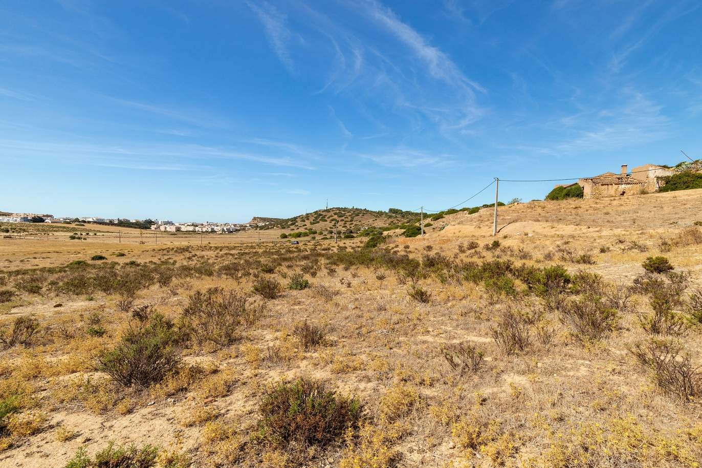 Large plot of land, close to the beach, Praia da Luz, Lagos, Algarve_177117