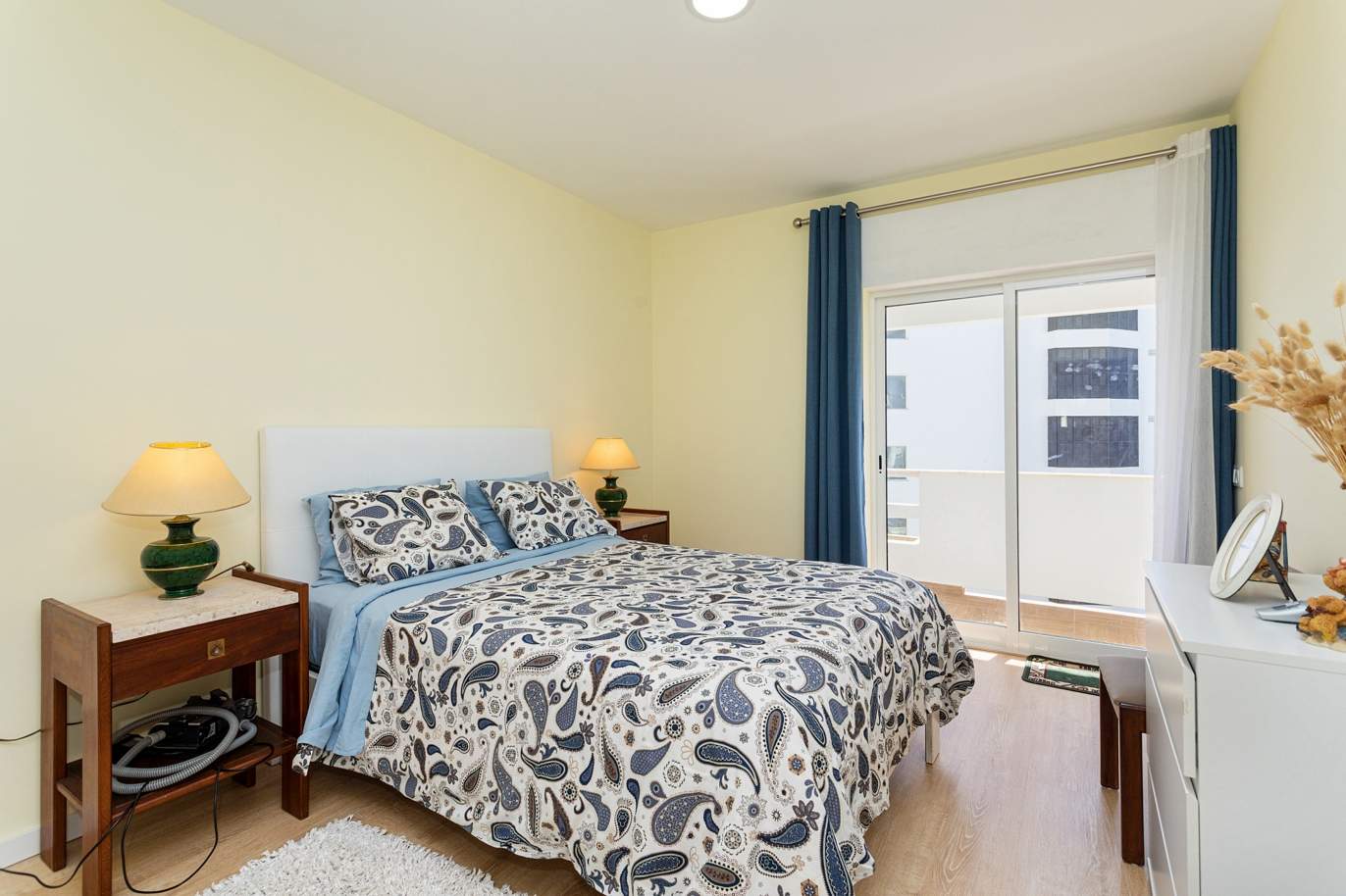 Apartamento de 4 dormitorios en la 1ª línea de la playa de Armação de Pêra, Algarve_180391