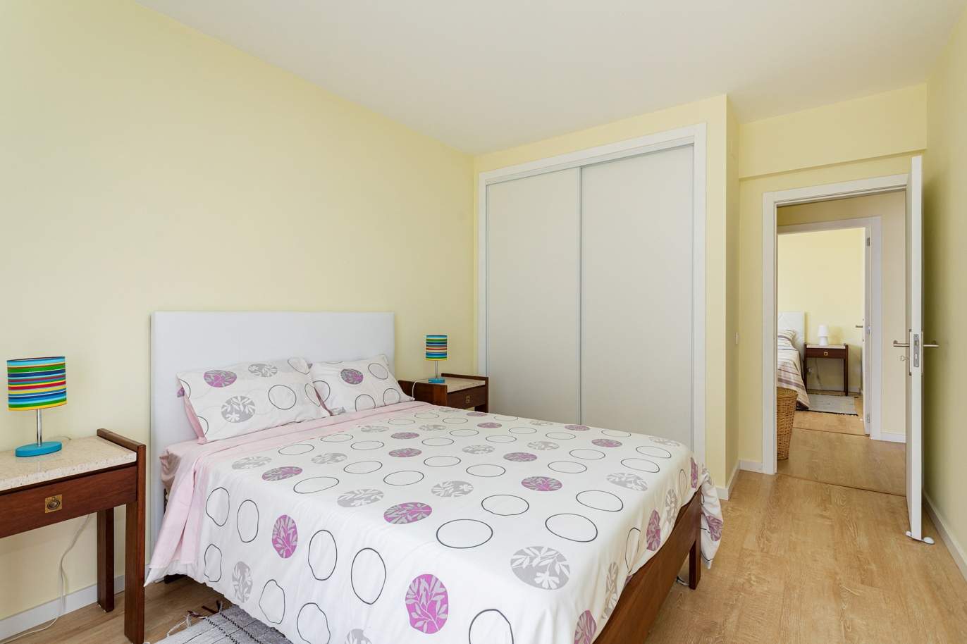 Apartamento de 4 dormitorios en la 1ª línea de la playa de Armação de Pêra, Algarve_180392