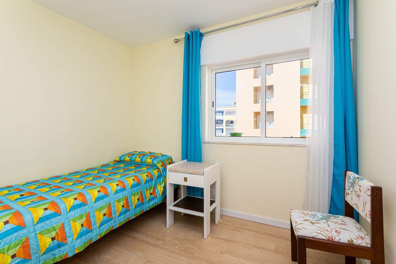 Apartamento de 4 dormitorios en la 1ª línea de la playa de Armação de Pêra, Algarve_180396