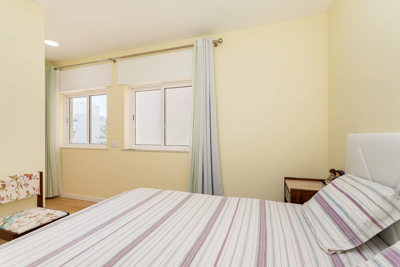 Apartamento de 4 dormitorios en la 1ª línea de la playa de Armação de Pêra, Algarve_180398