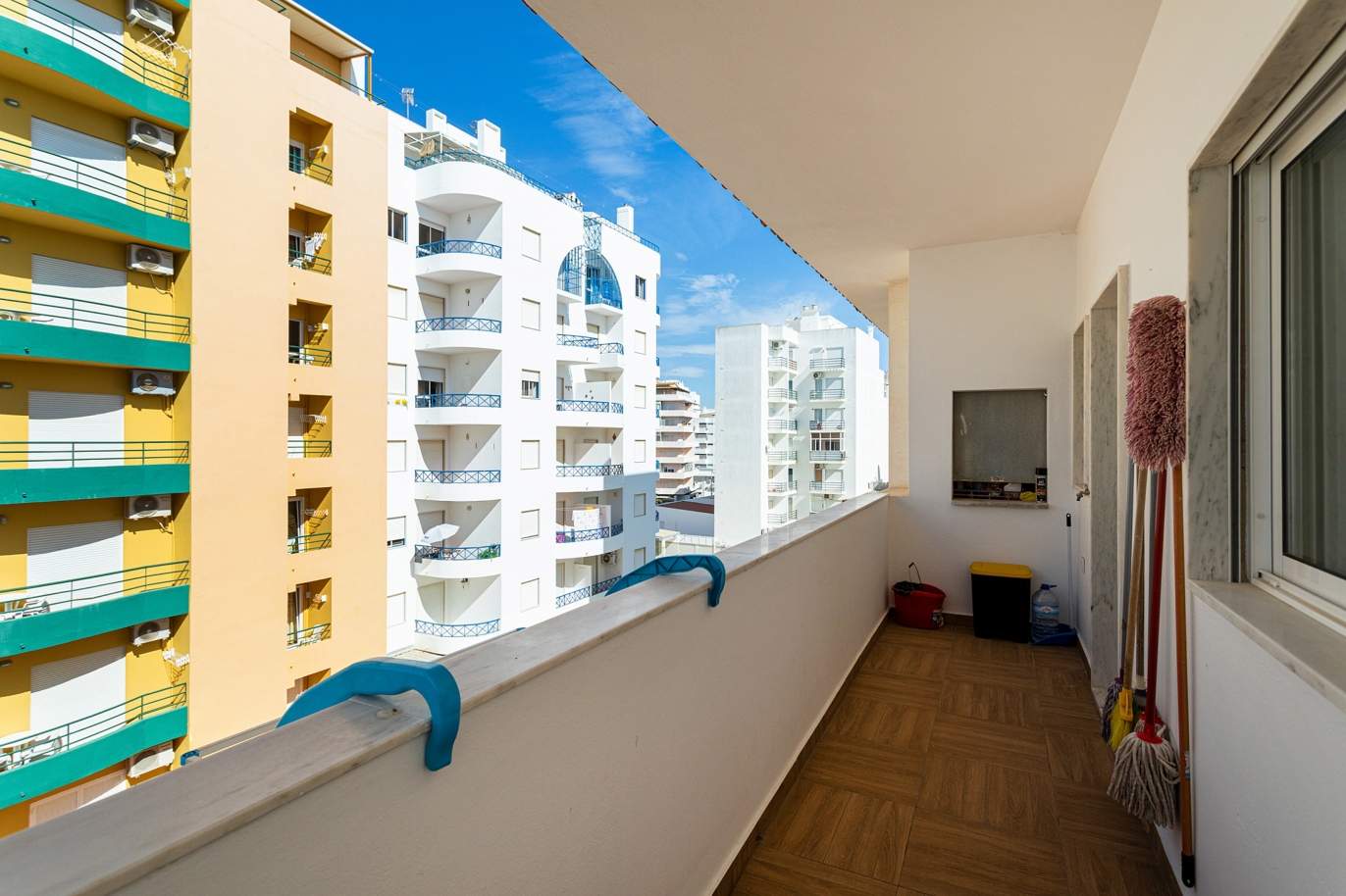 Apartamento de 4 dormitorios en la 1ª línea de la playa de Armação de Pêra, Algarve_180401