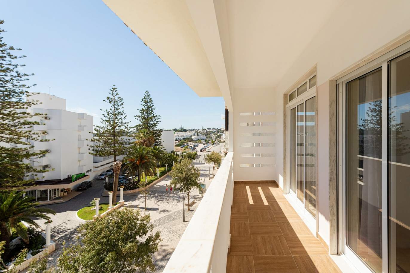 Apartamento de 4 dormitorios en la 1ª línea de la playa de Armação de Pêra, Algarve_180406