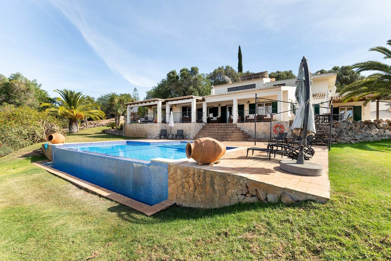 villa-with-swimming-pool-and-garden-portimao-algarve