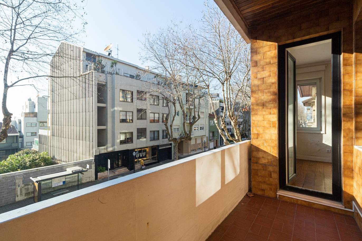 Venda: Apartamento com varanda, para renovar, em 2.ª linha de mar, Foz do Douro_190357