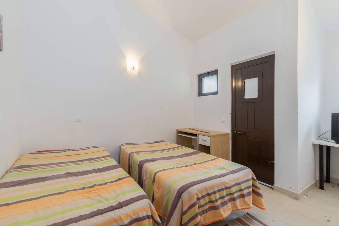 2 bedroom villa with large plot, for sale, Lagos, Algarve_191283