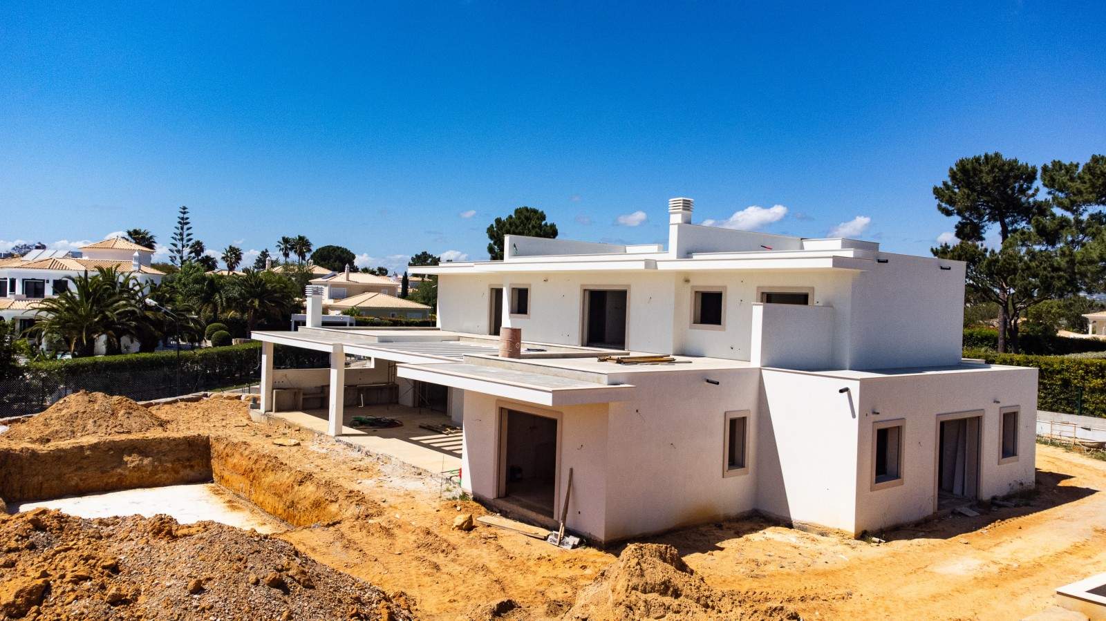 Contemporary villa with swimming pool, Quarteira, Algarve_198931