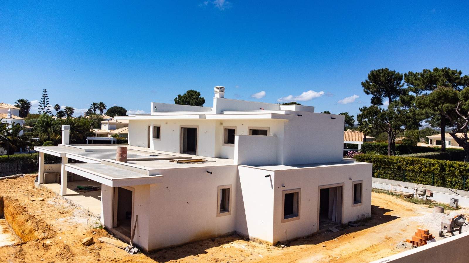 Contemporary villa with swimming pool, Quarteira, Algarve_198932