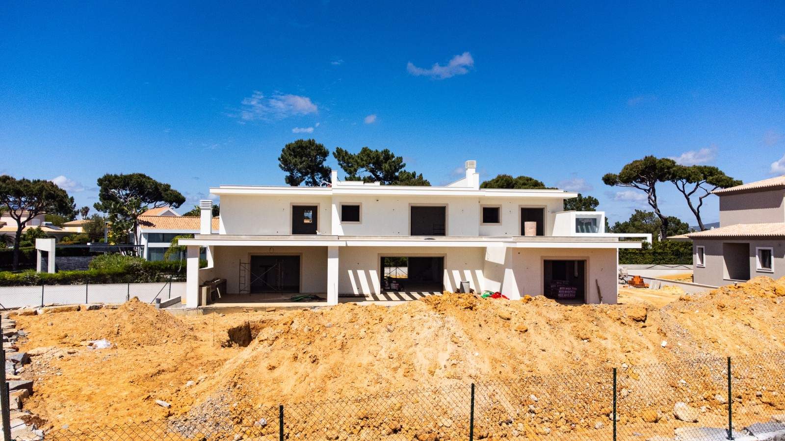 Contemporary villa with swimming pool, Quarteira, Algarve_198935
