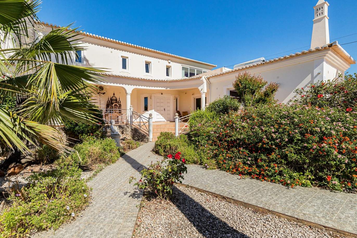Villa de 4 chambres, avec piscine, à vendre, à Carvoeiro, Algarve_200486