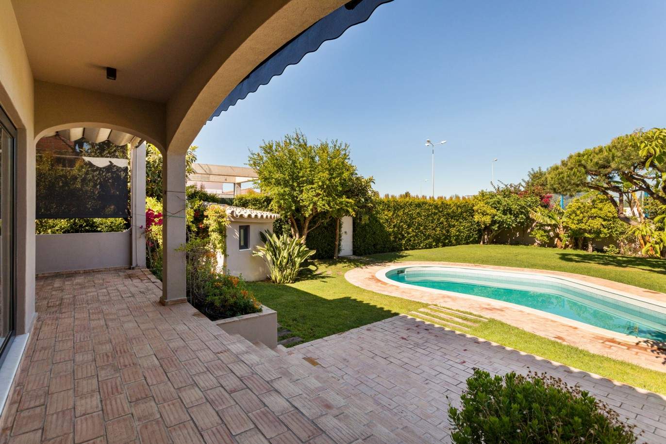 Villa de 4 dormitorios con piscina, en venta en Montenegro, Algarve_201207