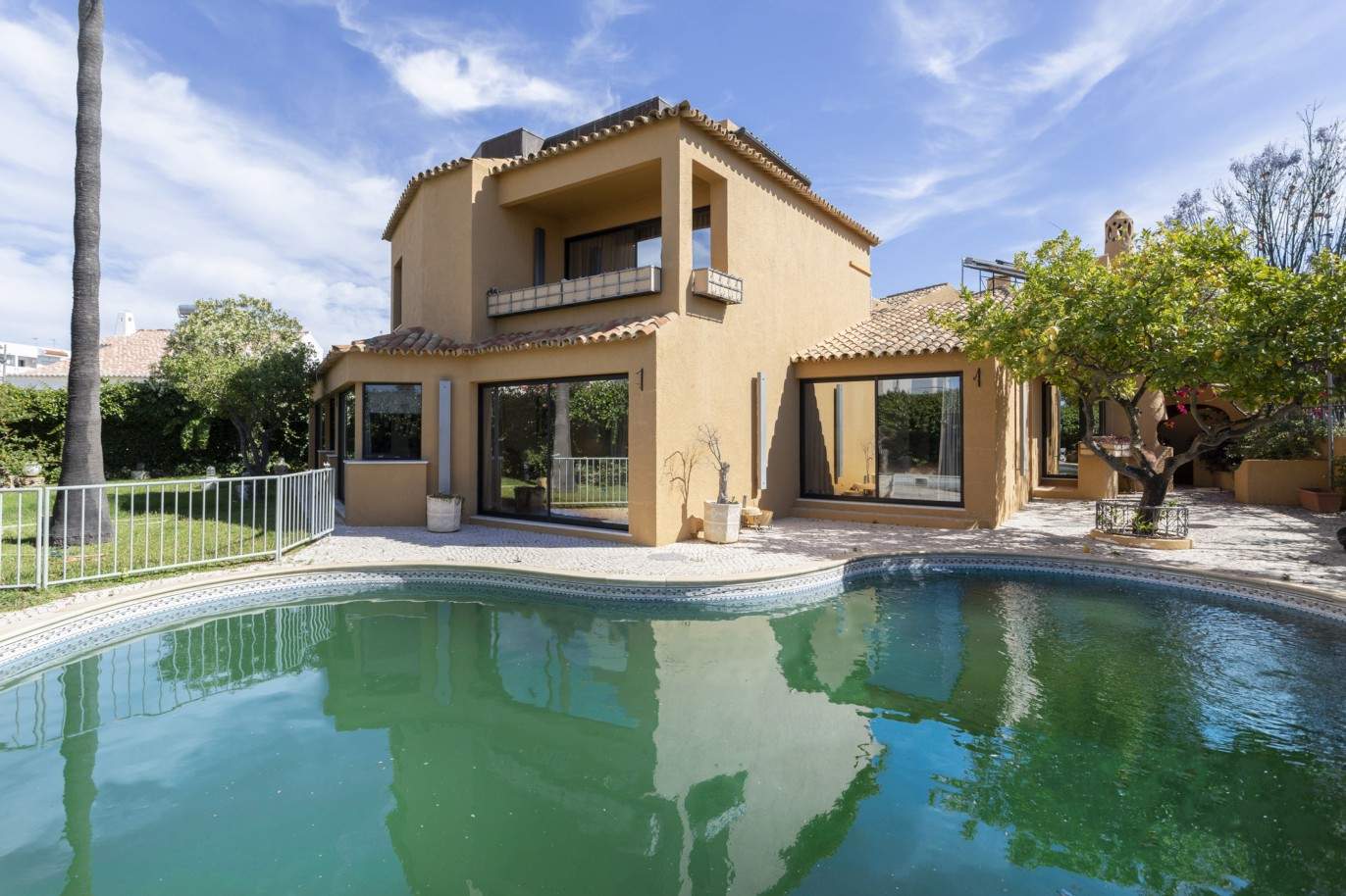 Villa de 6+4 dormitorios, con piscina, en venta, en el centro de Albufeira, Algarve_201241