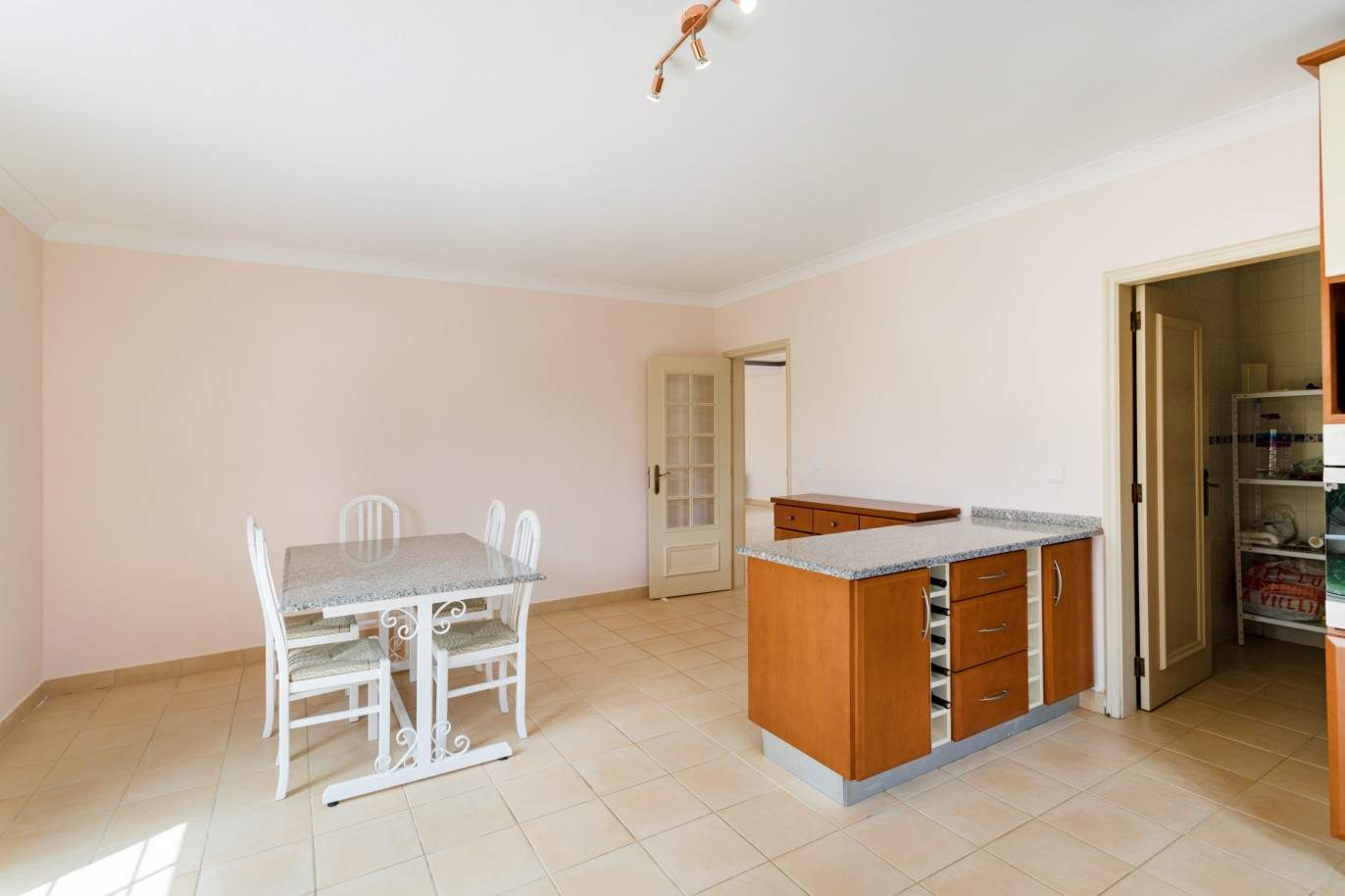 Villa de 4 dormitorios con piscina en venta en Quarteira, Algarve_201716