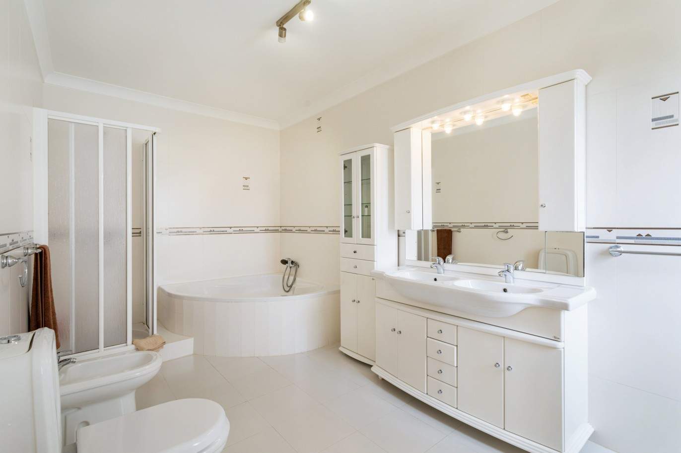 4 Bedroom Villa with pool à vendre à Quarteira, Algarve_201723