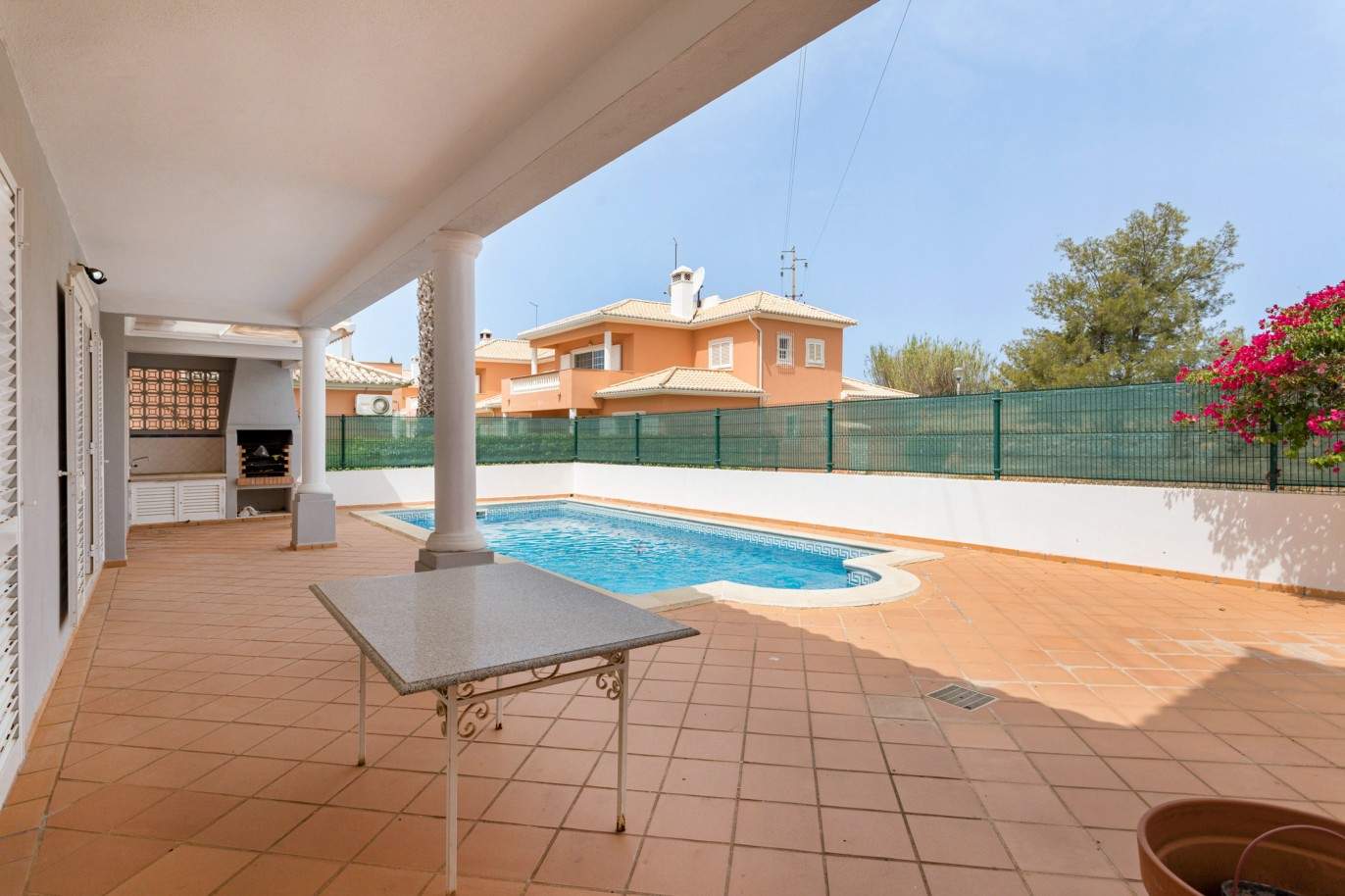 Villa de 4 dormitorios con piscina en venta en Quarteira, Algarve_201730
