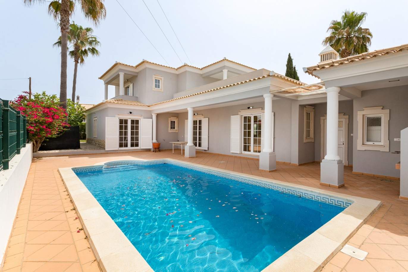 Villa de 4 dormitorios con piscina en venta en Quarteira, Algarve_201731