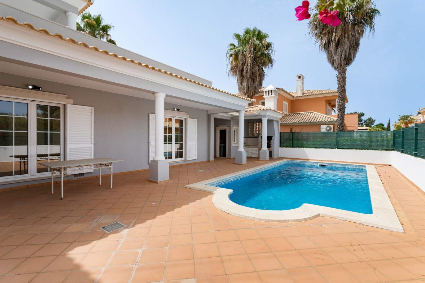 Villa de 4 dormitorios con piscina en venta en Quarteira, Algarve_201732