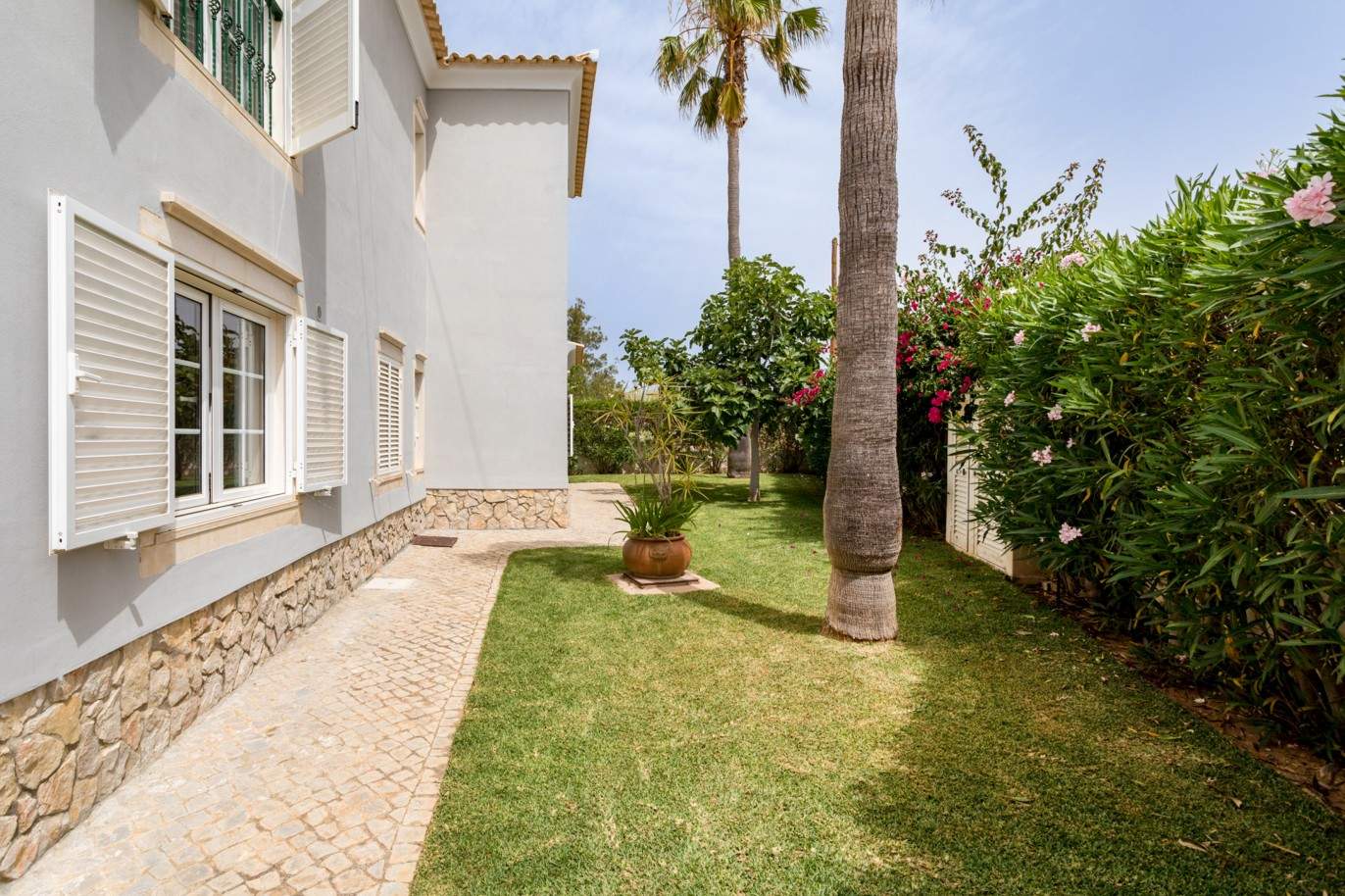 Villa de 4 dormitorios con piscina en venta en Quarteira, Algarve_201735