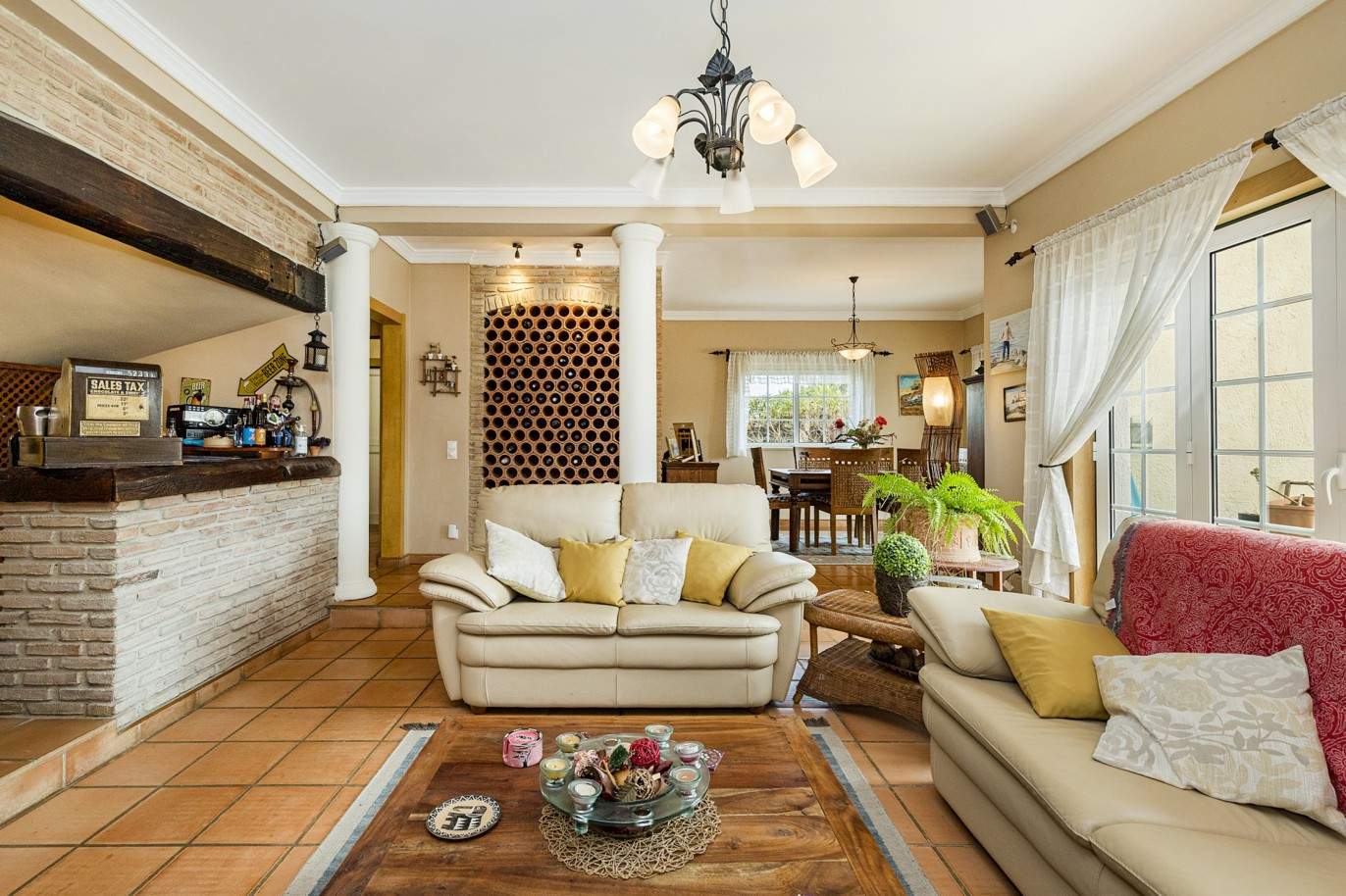 Villa de 4 chambres, avec piscine, à vendre, à Quarteira, Algarve_203434