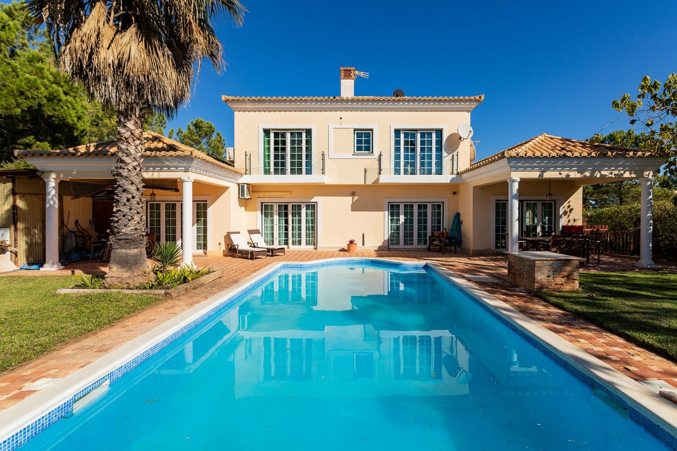 Villa de 4 chambres, avec piscine, à vendre, à Quarteira, Algarve_204074