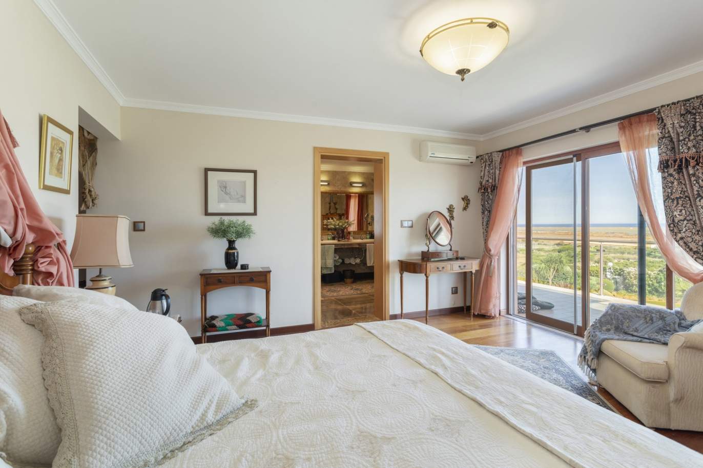 Magnificent 3 bedroom villa with sea view for sale in Olhão, Algarve_205675