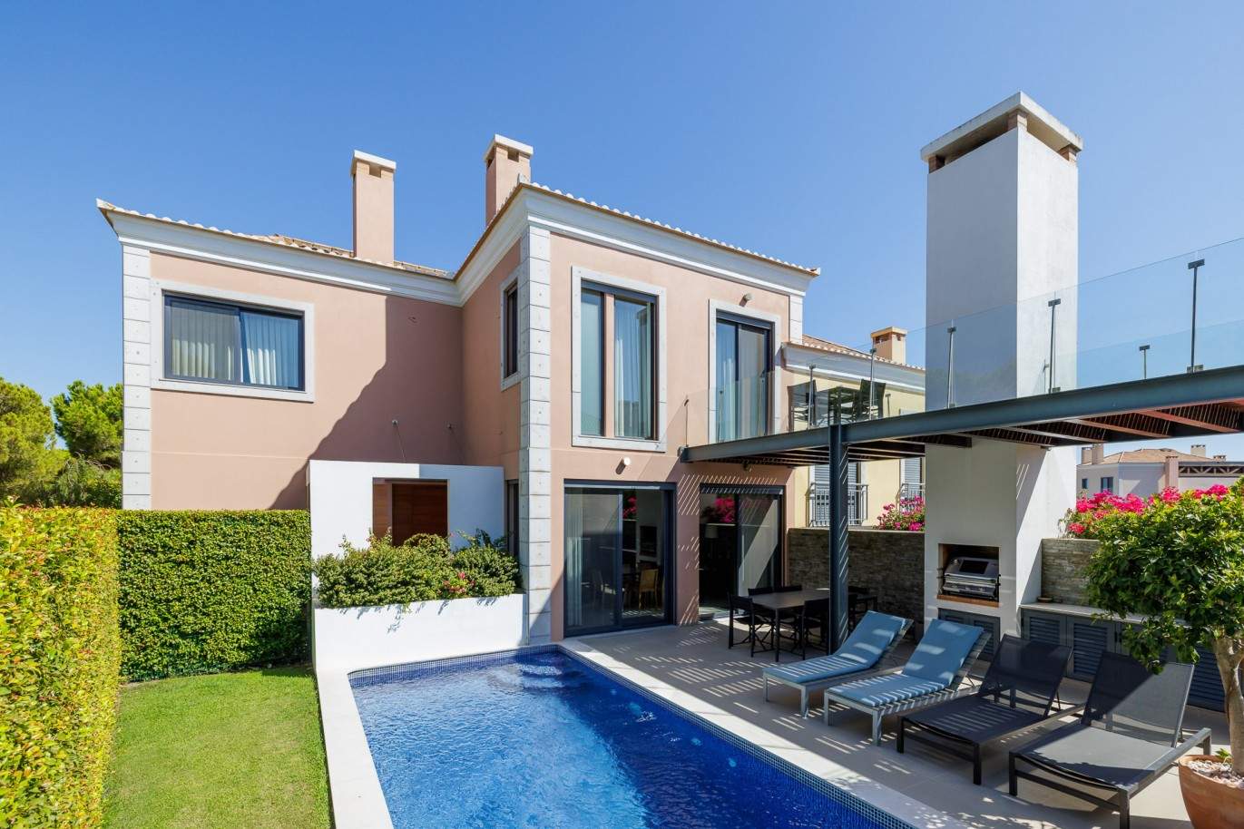 Moradia V2 com piscina, para venda em Vale do Lobo, Algarve_207343