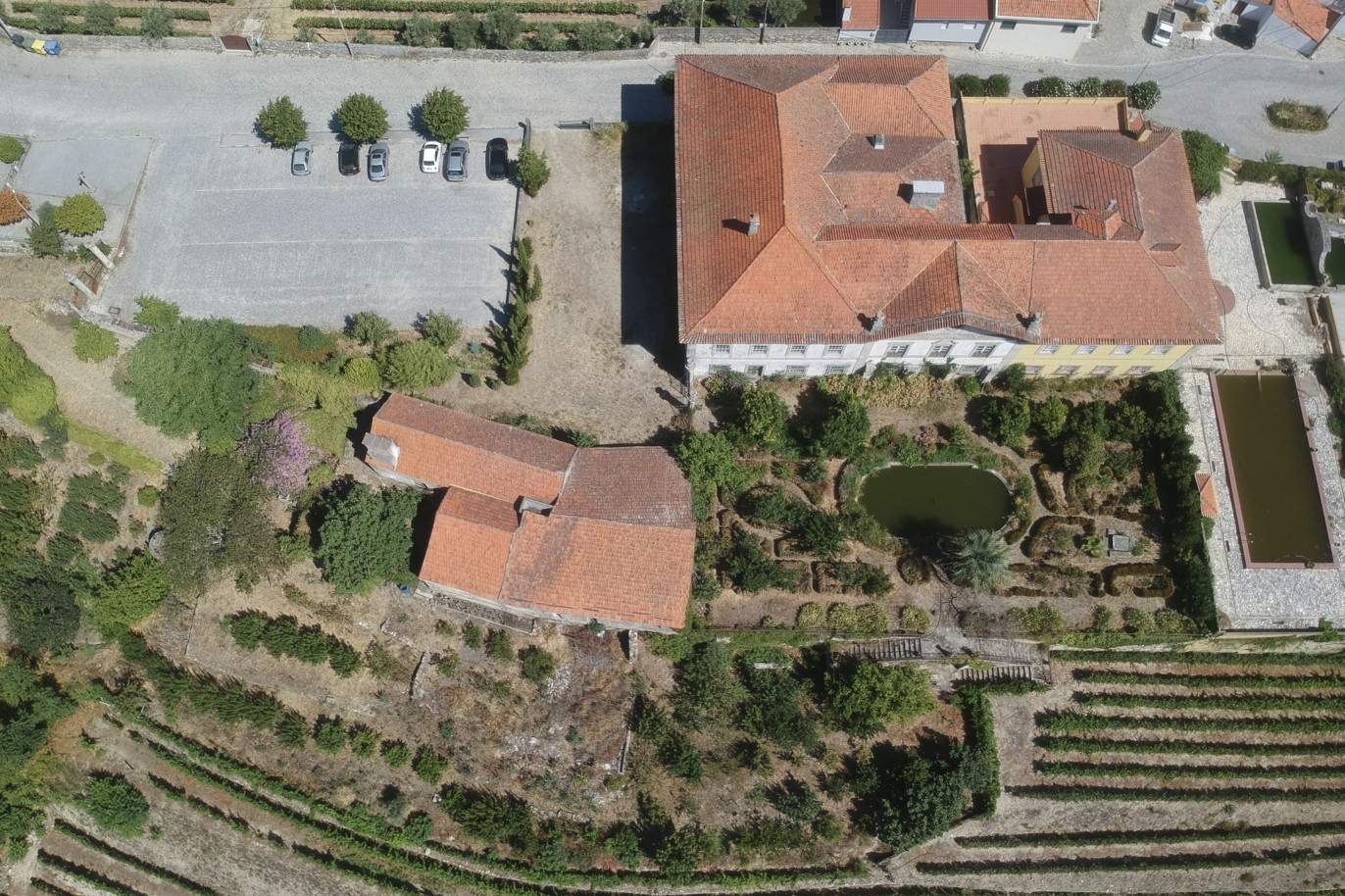 Venta: Palacete para restaurar con jardines y fuente centenaria, en Lamego, región vinícola del Alto Duero, norte de Portugal_207352