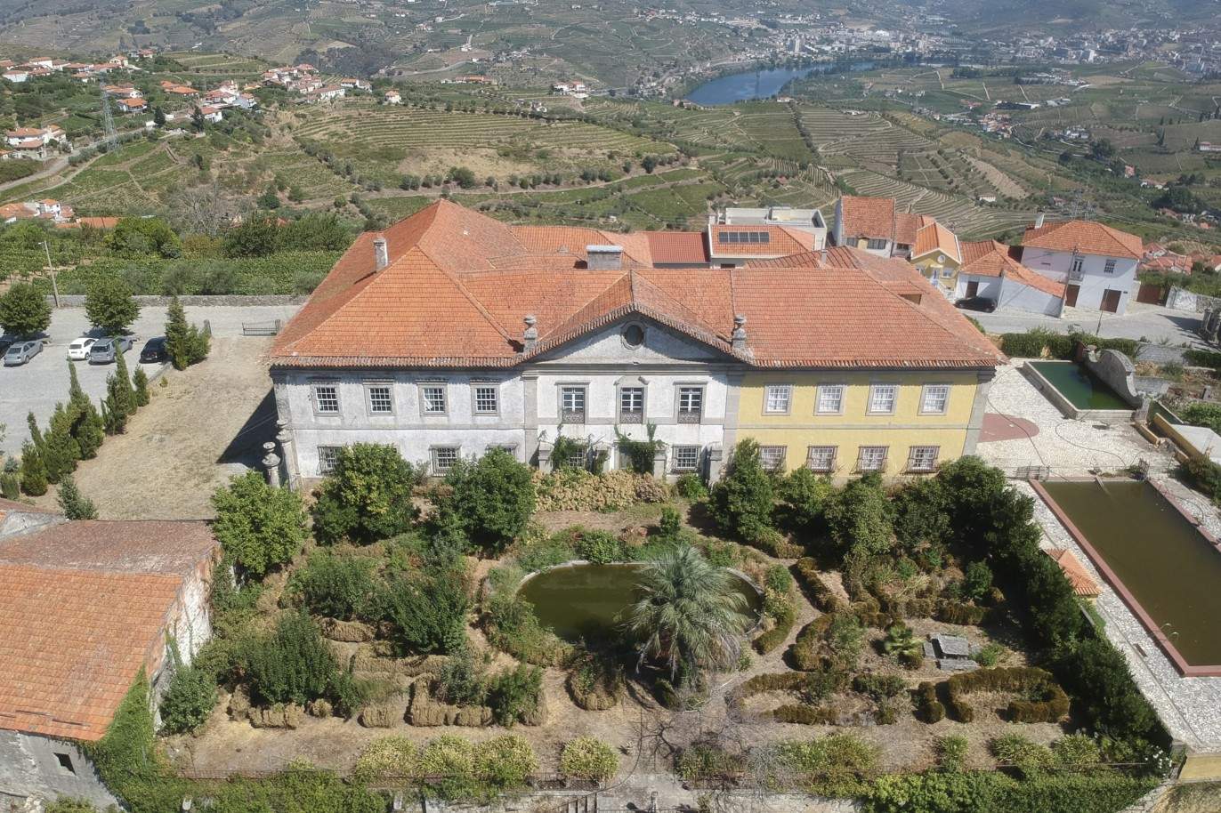 Venta: Palacete para restaurar con jardines y fuente centenaria, en Lamego, región vinícola del Alto Duero, norte de Portugal_207354