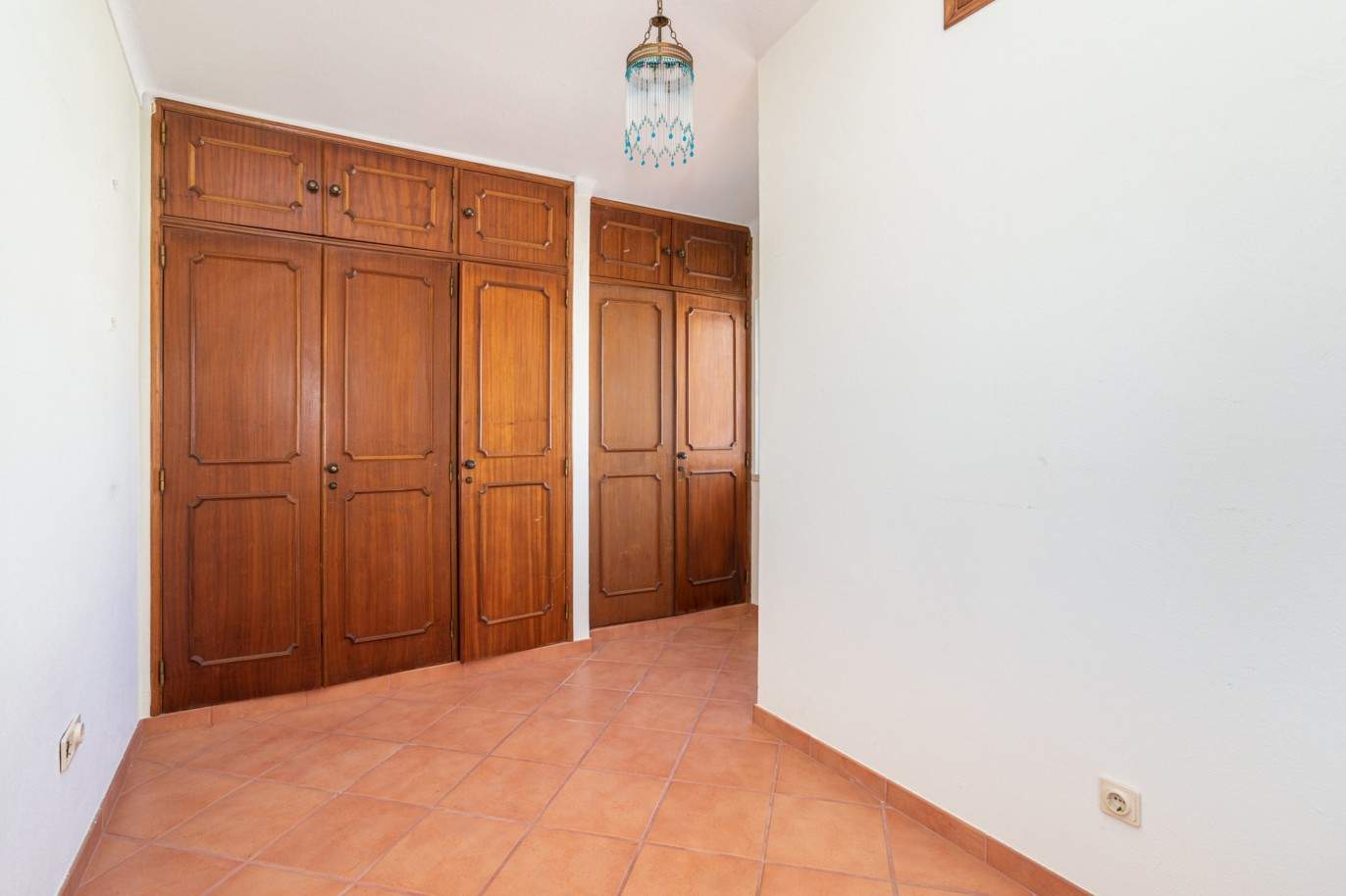 Villa de 4 dormitorios, en venta en Montenegro, Algarve_209493