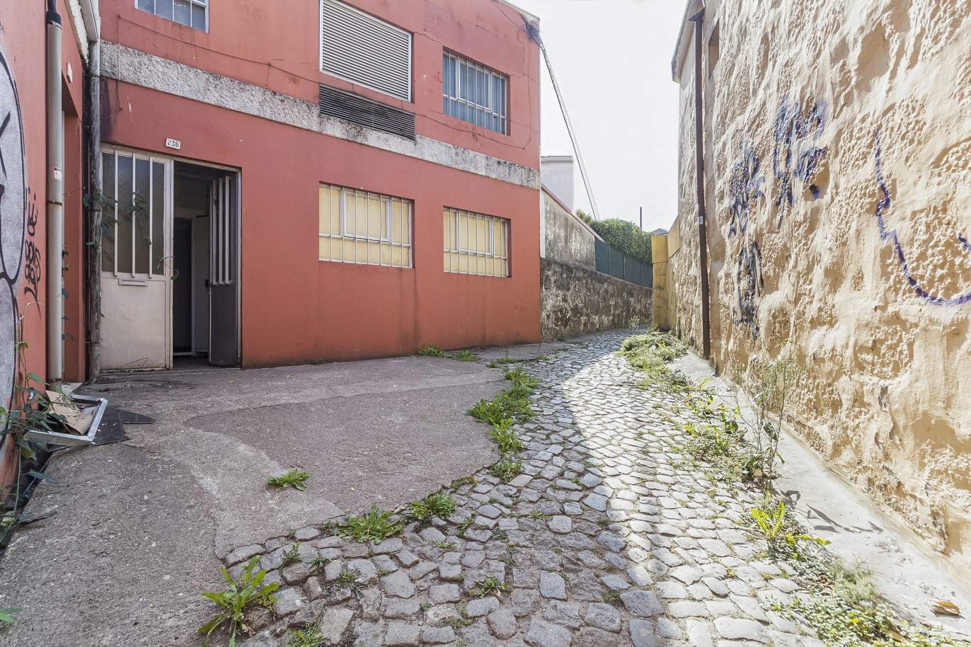 Selling: Building for refurbishment, in the Center of Porto, Portugal_209509
