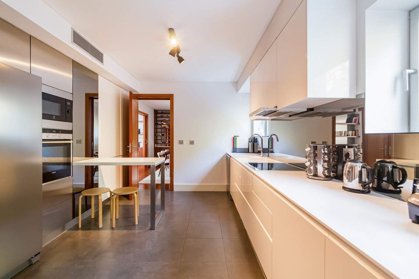 Se vende: Apartamento con balcón en 1ª línea de río, en Lordelo do Ouro, Oporto, Portugal_210060