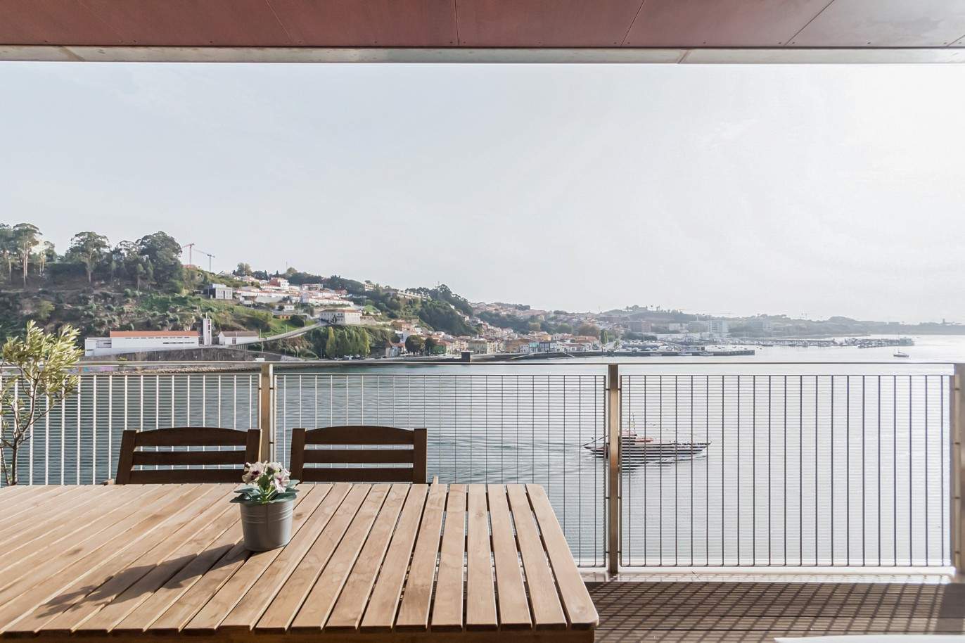 Vente : Appartement avec balcon en 1ère ligne de rivière, à Lordelo do Ouro, Porto, Portugal_210073