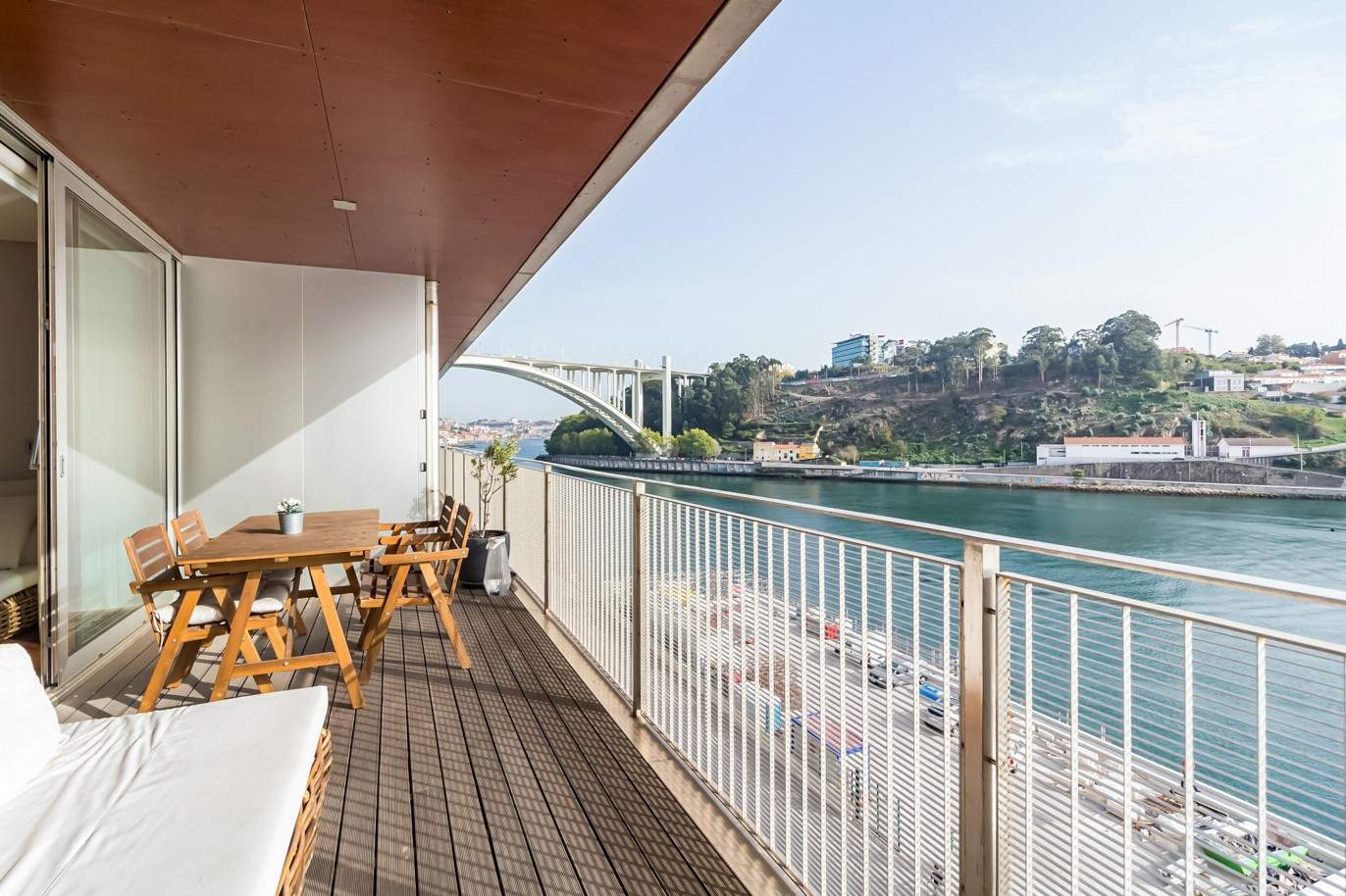 Vente : Appartement avec balcon en 1ère ligne de rivière, à Lordelo do Ouro, Porto, Portugal_210074