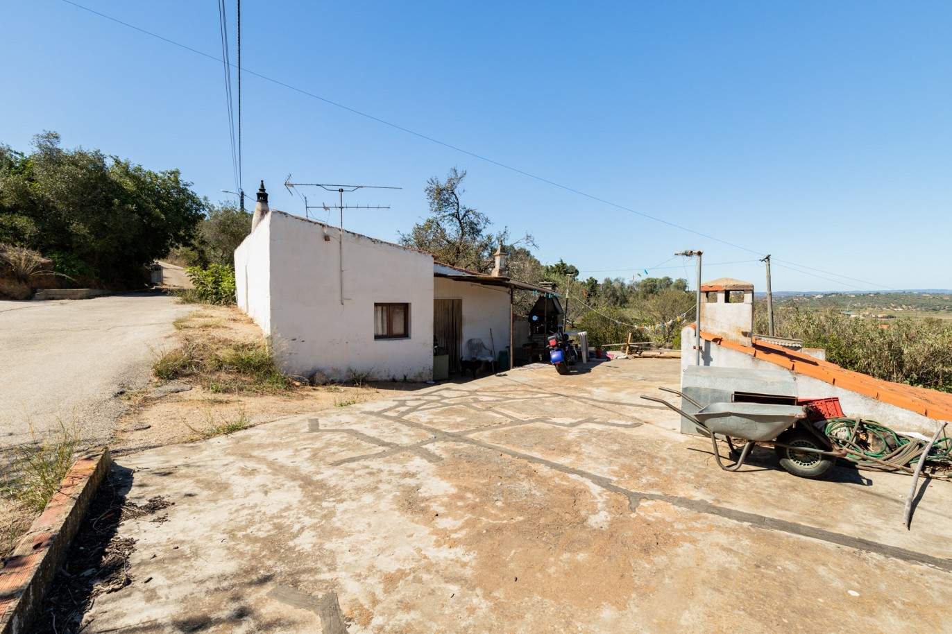Property to remodel, for sale in Falfeira, Lagos, Algarve_210367