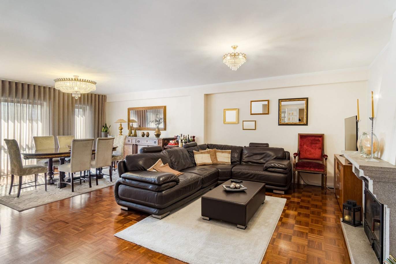 Apartamento T4 com varanda, para venda, no Centro do Porto_210467
