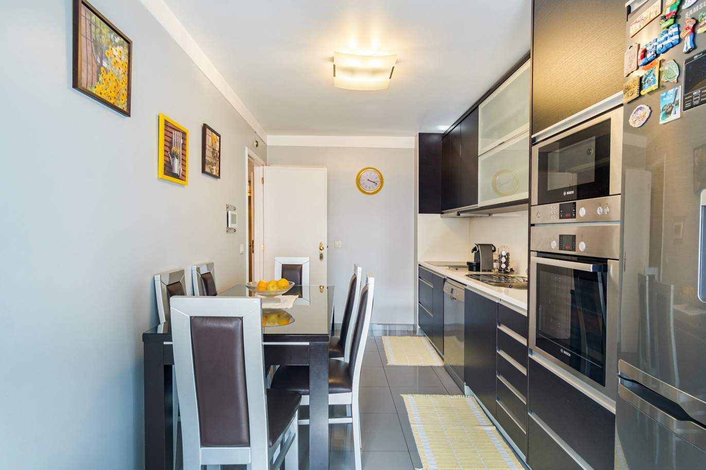 Apartamento T4 com varanda, para venda, no Centro do Porto_210474