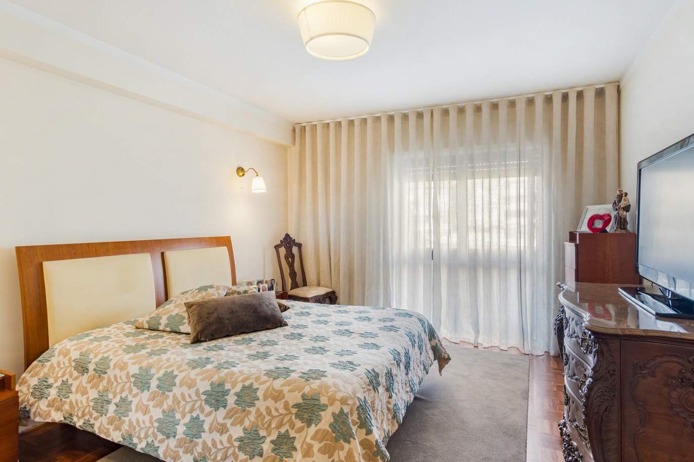 Appartement de 4 chambres avec balcon, à vendre, dans le centre de Porto, Portugal_210480