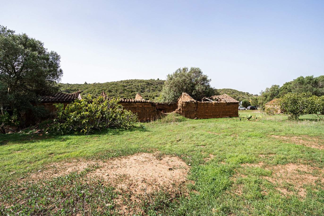 Parcela con dos ruinas en venta en Bensafrim, Lagos, Algarve_210544