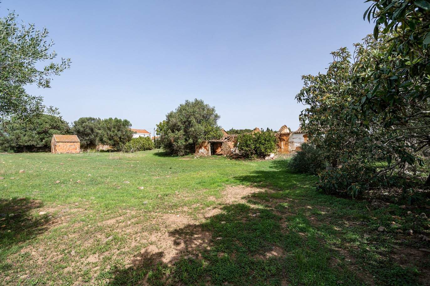 Parcela con dos ruinas en venta en Bensafrim, Lagos, Algarve_210546